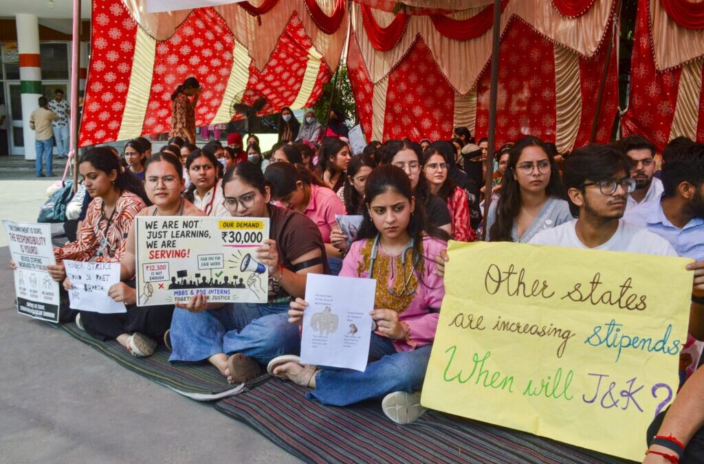 Medical Interns in J&K Launch 48-Hour Hunger Strike for Stipend